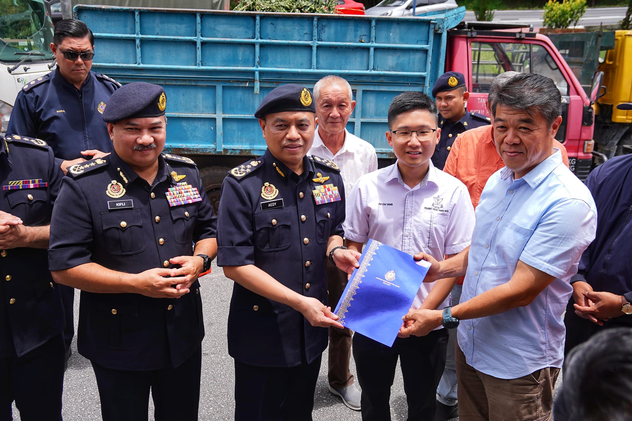 PENYERAHAN SURAT PELANJUTAN PENGURANGAN KADAR BAYARAN FI LESEN KENDERAAN MOTOR (LKM) KE ATAS KENDERAAN DECONTROLLED CAMERON HIGHLANDS