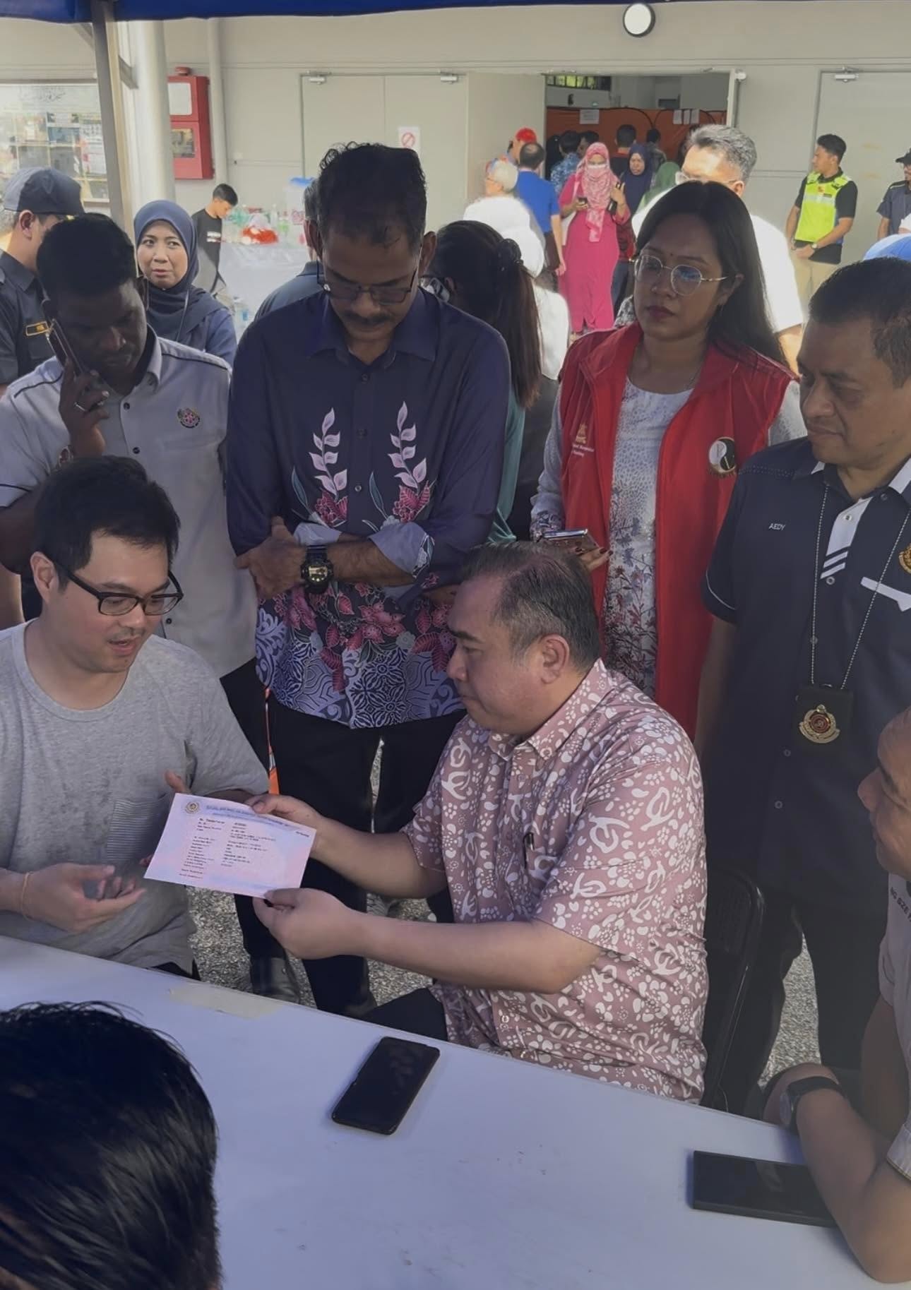 JPJ BUKA KAUNTER BERGERAK JPJ MOBILE BANTU MANGSA KEBAKARAN DI PUTRA HEIGHT DAPATKAN GANTIAN LKM, LMM & VOC